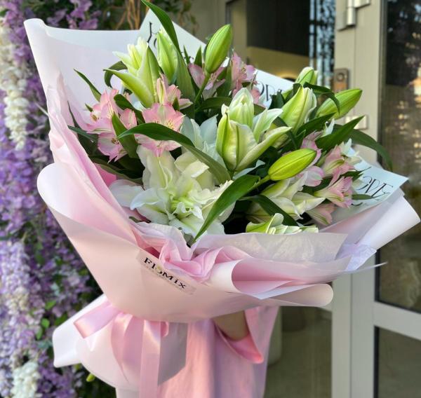 Лилии с альстромерией 032